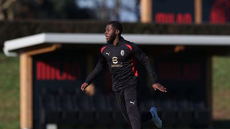 CAIRATE, ITALY - DECEMBER 04: Yunus Musah of AC Milan in action during AC Milan training session at Milanello on December 04, 2024 in Cairate, Italy. (Photo by Claudio Villa/AC Milan via Getty Images)