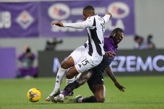 Kalulu lotta con Kean. (Foto di Gabriele Maltinti/Getty Images) UFFICIALE: la Juventus riscatta Pierre Kalulu dal Milan- immagine 2
