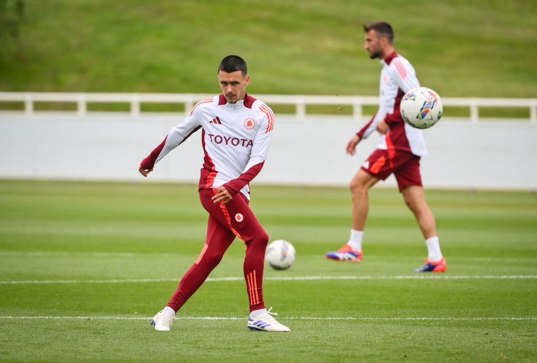 Ritiro Roma, Dovbyk scalda i motori: le indicazioni di De Rossi – FOTO GALLERY - immagine 24