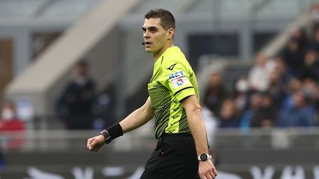MILAN, ITALY - APRIL 23: Referee Simone Sozza looks on during the Serie A match between FC Internazionale and AS Roma at Stadio Giuseppe Meazza on April 23, 2022 in Milan, Italy. (Photo by Marco Luzzani/Getty Images)