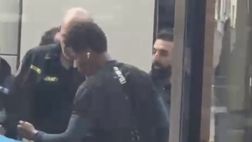 Il Napoli rientra dopo la rifinitura: foto e autografi con i tifosi – IL VIDEO