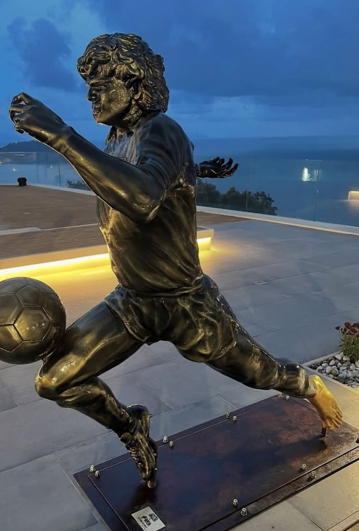 GALLERY Sorpresa per Geolier! Acquistata la statua di Maradona per la sua super villa - immagine 3