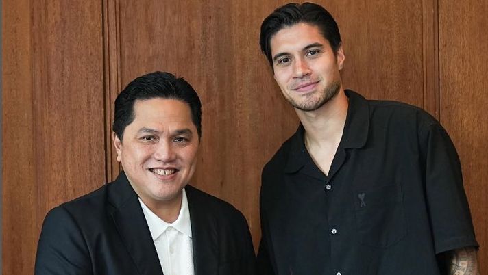 FOTO – L’ex viola Diks ha scelto l’Indonesia. Ecco la stretta di mano con Thohir - immagine 1
