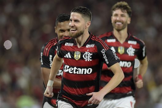 RIO DE JANEIRO, BRASILE - 22 NOVEMBRE: Jorginho del Flamengo festeggia dopo aver segnato il secondo gol della squadra durante la partita Brasileirao 2025 tra Flamengo e Bragantino allo Stadio Maracana il 22 novembre 2025 a Rio de Janeiro, Brasile. (Foto di Dhavid Normando / Getty Images) Copa Libertadores, Palmeiras-Flamengo per il successo: le probabili formazioni- immagine 3