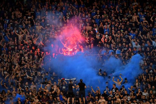 Zagabria, Croazia - 6 settembre 2022: Tifosi della Dinamo Zagabria durante la partita di Champions League contro il Chelsea. (Foto di Jurij Kodrun/Getty Images) ZAGABRIA CONTESTAZIONE ANTI UEFA