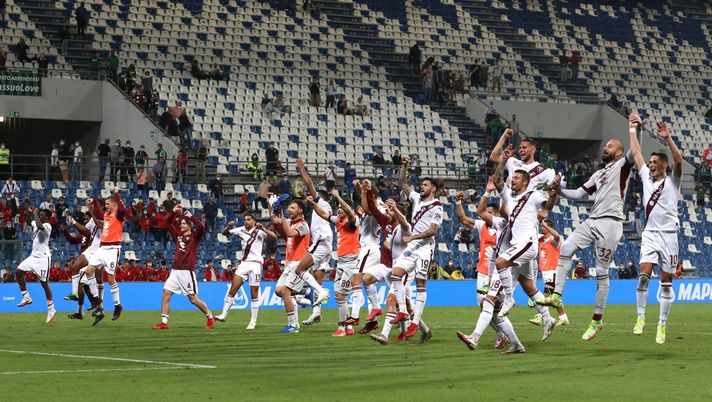 REGGIO NELL'EMILIA, ITALY - SEPTEMBER 17: The players of the Torino FC celebrate a victory at the end of the Serie A match between US Sassuolo and Torino FC at Mapei Stadium - Citta' del Tricolore on September 17, 2021 in Reggio nell'Emilia, Italy. (Photo by Marco Luzzani/Getty Images) Le tre sentenze di Sassuolo-Torino 0-1: a metà settembre è già il Toro di Juric- immagine 2