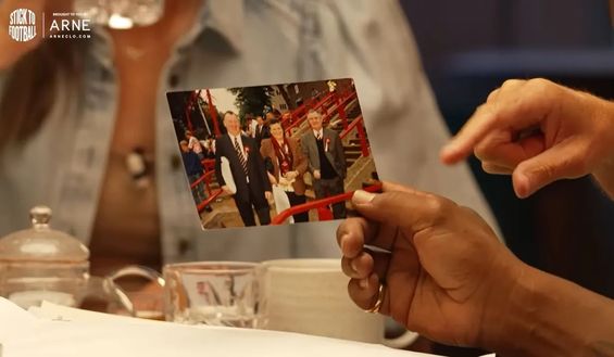 Roy Keane si emoziona durante un podcast facendo vedere le foto dei suoi genitori- immagine 2