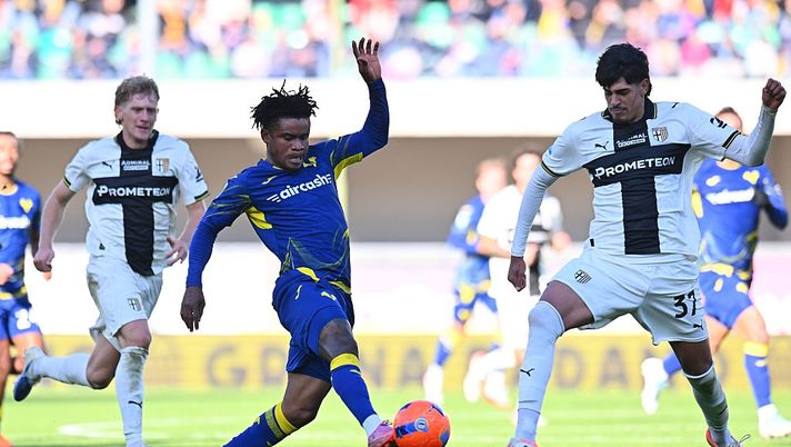 VERONA, ITALY - NOVEMBER 23: Gift Orban of Hellas Verona competes for the ball with Mariano Troilo of Parma Calcio during the Serie A match between Hellas Verona FC and Parma Calcio 1913 at Stadio Marcantonio Bentegodi on November 23, 2025 in Verona, Italy. (Photo by Alessandro Sabattini/Getty Images) Parma-Verona, dove vedere la partita in diretta televisiva e streaming LIVE - immagine 1