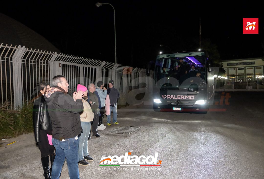 FOTO PALERMO: la squadra rosanero si raduna al parcheggio dell’Ippodromo (GALLERY) - immagine 15