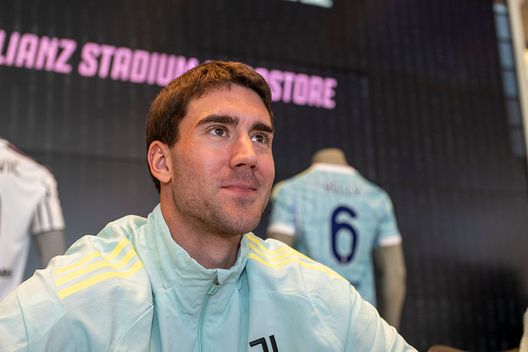 Torino, Italia - 30 marzo 2026: Dusan Vlahović durante il Meet & Greet allo Juventus Megastore. (Foto di Alberto Gandolfo - Juventus/Juventus FC via Getty Images) Calciomercato Milan, obiettivo Vlahović se non rinnova con la Juve e Nkunku potrebbe partire- immagine 2