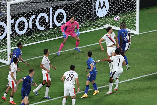 Kalidou Koulibaly, numero 3 dell'Al Hilal, segna il terzo gol della sua squadra durante la partita degli ottavi di finale della Coppa del Mondo per Club FIFA 2025 tra Manchester City e Al-Hilal al Camping World Stadium, il 30 giugno 2025 a Orlando, Florida Manchester City-Al Hilal, italiani in campo: da Koulibaly a Reijnders- immagine 4