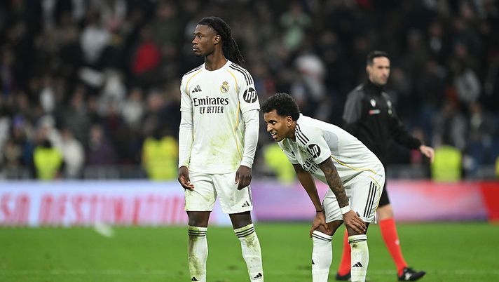 MADRID, SPAIN - FEBRUARY 01: Rodrygo of Real Madrid reacts after the LaLiga EA Sports match between Real Madrid CF and Rayo Vallecano de Madrid at Estadio Santiago Bernabeu on February 01, 2026 in Madrid, Spain. (Photo by Denis Doyle/Getty Images) Dramma Rodrygo, rottura del crociato: stagione finita con il Real Madrid e addio al mondiale - immagine 1