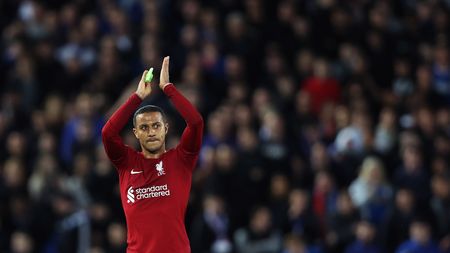 LIVERPOOL, ENGLAND - OCTOBER 04: Thiago Alcantara of Liverpool applauds the fans as they are substituted off during the UEFA Champions League group A match between Liverpool FC and Rangers FC at Anfield on October 04, 2022 in Liverpool, England. (Photo by Clive Brunskill/Getty Images) Thiago Alcantare saluta