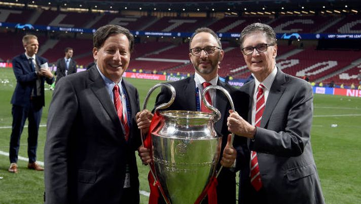 MADRID, SPAIN - JUNE 01: (THE SUN OUT, THE SUN ON SUNDAY OUT) Mike Gordon, John Henry and Tom Werner of Liverpool lifting the UEFA Champions League trophy the UEFA Champions League Final between Tottenham Hotspur and Liverpool at Estadio Wanda Metropolitano on June 01, 2019 in Madrid, Spain. (Photo by John Powell/Liverpool FC via Getty Images) Dal Liverpool al Getafe: la pazza idea del Fenway Sports Group scuote la Premier - immagine 1