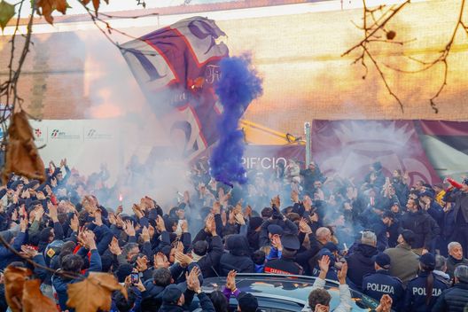 Tifosi Fiorentina piazzale montelungo