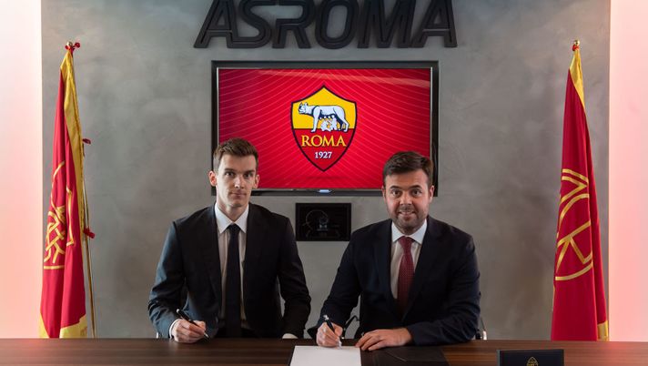 ROME, ITALY - JANUARY 31: AS Roma new signing Diego Llorente with AS Roma General Manager Tiago Pinto, signs the contract for AS Roma at Centro Sportivo Fulvio Bernardini on January 31, 2023 in Rome, Italy. (Photo by Fabio Rossi/AS Roma via Getty Images) Roma, Llorente è atterrato in città: “Appena arrivato!” - immagine 1