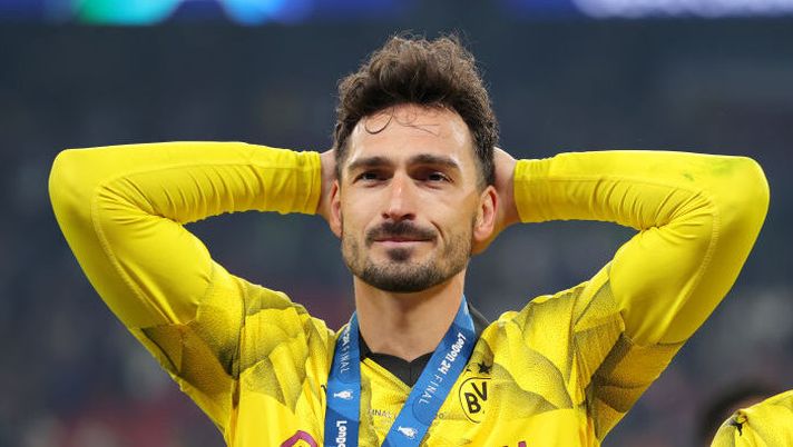 LONDON, ENGLAND - JUNE 01: Mats Hummels of Borussia Dortmund looks dejected, whilst wearing his runners up medal, after Real Madrid defeat Borussia Dortmund during the UEFA Champions League 2023/24 Final match between Borussia Dortmund and Real Madrid CF at Wembley Stadium on June 01, 2024 in London, England. (Photo by Alex Pantling/Getty Images) BREAKING – Bologna, novità di mercato: arriva la decisione per Hummels - immagine 1