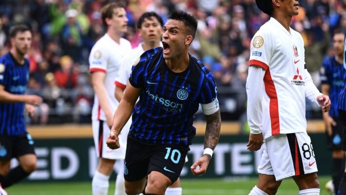 SEATTLE, WASHINGTON - JUNE 21: Lautaro Martínez of FC Internazionale celebrates after scoring his team's first goal during the FIFA Club World Cup 2025 group E match between FC Internazionale Milano and Urawa Red Diamonds at Lumen Field on June 21, 2025 in Seattle, Washington. (Photo by Mattia Pistoia - Inter/Inter via Getty Images) Inter, Lautaro e Carboni i migliori per Gazzetta. Stecca ancora Sebastiano Esposito - immagine 1