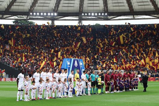 ROME, ITALY - MAY 04: Players of Fiorentina and AS Roma lineup prior to the Serie A match between AS Roma and Fiorentina at Stadio Olimpico on May 04, 2025 in Rome, Italy. (Photo by Paolo Bruno/Getty Images) Pradè: “Ci è mancato solo il gol. Direzione arbitrale non all’altezza”- immagine 2