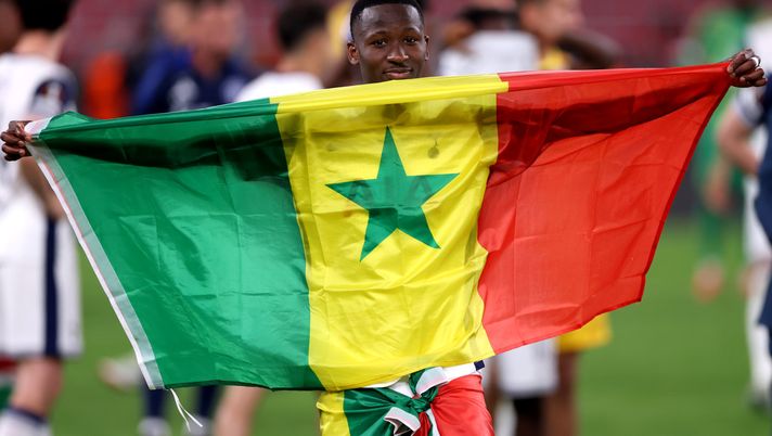 BILBAO, SPAIN - MAY 21: Pape Matar Sarr of Tottenham Hotspur celebrates with the flag of Senegal after his team's victory in the UEFA Europa League Final 2025 between Tottenham Hotspur and Manchester United at Estadio de San Mames on May 21, 2025 in Bilbao, Spain. (Photo by Ryan Pierse/Getty Images) Tottenham, Pape Sarr non dimentica le origini: donata l’elettricità al suo villaggio in Senegal - immagine 1