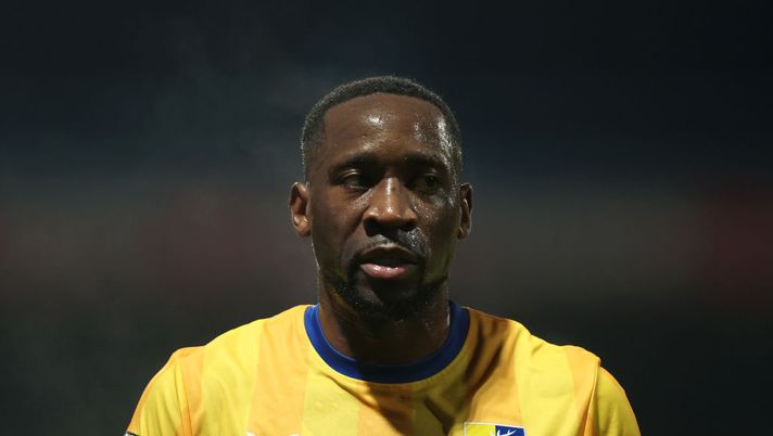 MANSFIELD, ENGLAND - JANUARY 14: Lucas Akins, arrestato, of Mansfield Town looks on during the Emirates FA Cup Third Round match between Mansfield Town and Wigan Athletic at Field Mill on January 14, 2025 in Mansfield, England. (Photo by George Wood/Getty Images) Akins Mansfield