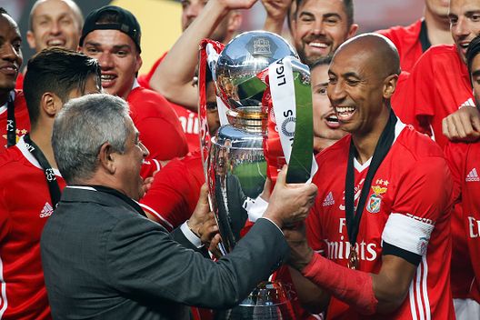 Luis Filipe Vieira celebra con Luisao la vittoria del Campionato Portoghese del 2017. (Photo by Carlos Palma/NurPhoto via Getty Images) Caos Benfica, la reazione dell’ex presidente Luis Filipe Vieira: “Attacco vile e manipolatorio”- immagine 2