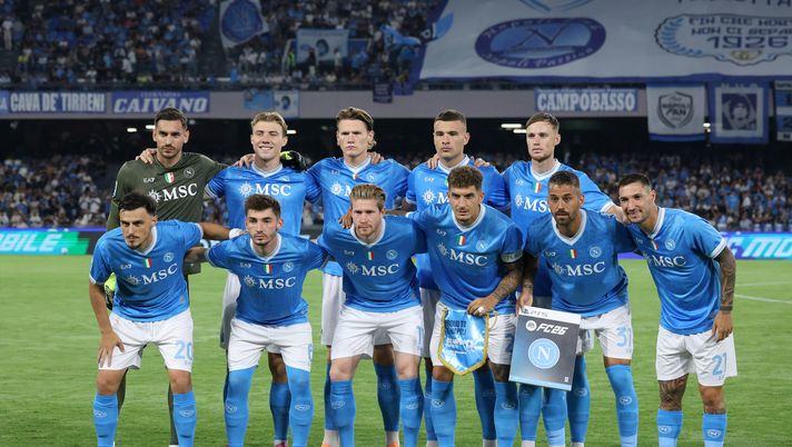 NAPLES, ITALY - SEPTEMBER 22: SSC Napoli players posing before the Serie A match between SSC Napoli and Pisa SC at Stadio Diego Armando Maradona on September 22, 2025 in Naples, Italy. (Photo by Francesco Pecoraro/Getty Images) Serie A, classifiche a confronto: l’Inter va a rilento, volano Napoli e Roma - immagine 1