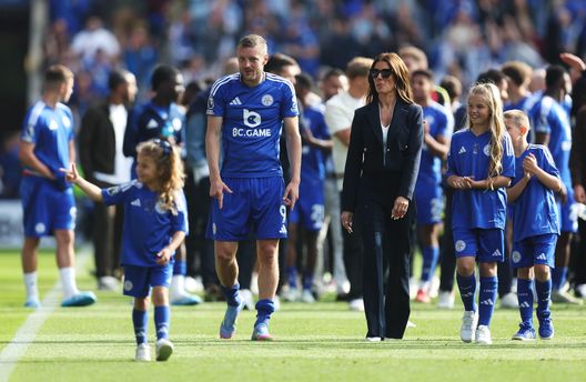 Vardy e famiglia ai saluti a Leicester. (Foto di George Wood/Getty Images) 200 volte Jamie Vardy: il bomber saluta il Leicester entrando nella storia- immagine 4
