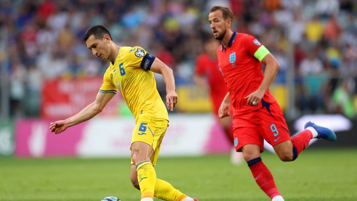 WROCLAW, POLAND - SEPTEMBER 09: Taras Stepanenko of Ukraine runs with the ball whilst under pressure from Harry Kane of England during the UEFA EURO 2024 European qualifier match between Ukraine and England at Stadion Wroclaw on September 09, 2023 in Wroclaw, Poland. (Photo by Maja Hitij/Getty Images) Ucraina, Stepanenko: “Siamo mentalmente pronti, serve concentrazione” - immagine 1
