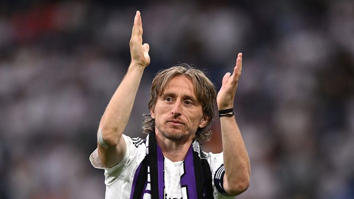 MADRID, SPAIN - MAY 24: Luka Modric of Real Madrid shows appreciation to the fans following his final appearance for Real Madrid after the LaLiga match between Real Madrid CF and Real Sociedad at Estadio Santiago Bernabeu on May 24, 2025 in Madrid, Spain. (Photo by Denis Doyle/Getty Images)  mercato-milan-modric-tare-real-madrid-blitz-firma-contratto