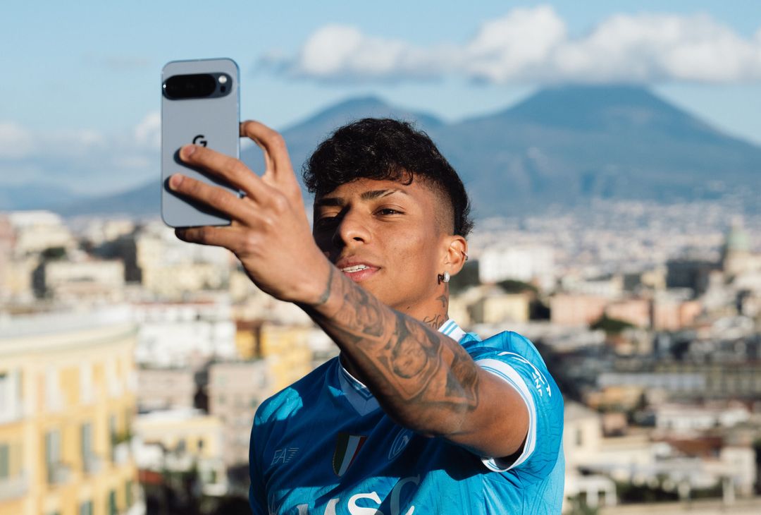 Dopo una lunga trattativa, Alisson Santos è diventato un nuovo giocatore del Napoli. L'esterno brasiliano, proveniente dallo Sporting, ha firmato il suo contratto in azzurro in una location d'eccezione, sullo sfondo del Golfo partenopeo.