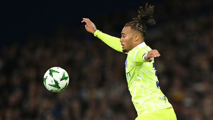 LONDON, ENGLAND - OCTOBER 03: Archie Brown of KAA Gent in action during the UEFA Conference League 2024/25 League Phase MD1 match between Chelsea FC and KAA Gent at Stamford Bridge on October 03, 2024 in London, England. (Photo by Mike Hewitt/Getty Images) Intrigo Archie Brown: in arrivo la decisione tra Fenerbahce e Milan, ecco offerte e situazione - immagine 1
