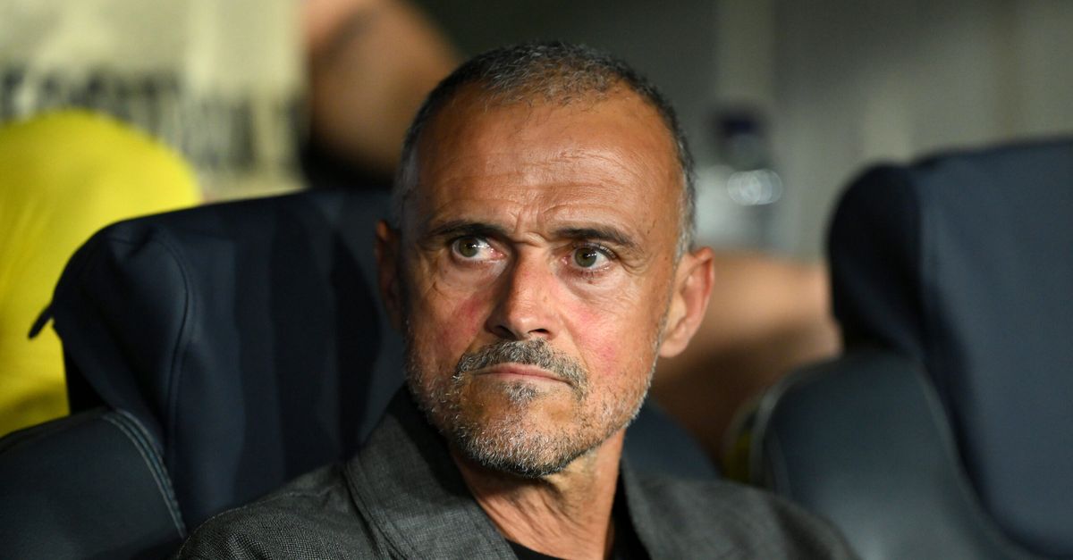 Luis Enrique fisico bestiale, in Francia è ‘nonno iperattivo’. “Quando arriva in ritardo…”