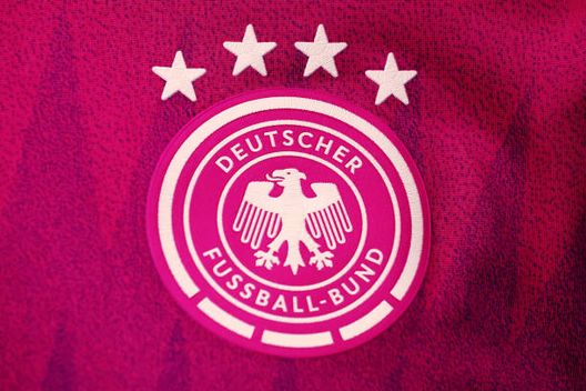FUna vista dettagliata del logo della DFB sulla nuova maglia da trasferta rosa. (Foto di Alex Grimm/Getty Images) Caso Ter Stegen-Barcellona, arriva la presa di posizione della Federazione tedesca- immagine 2