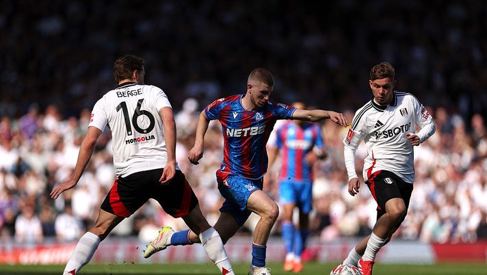 LONDON, ENGLAND - MARCH 29: Adam Wharton of Crystal Palace runs with the ball under pressure from Sander Berge and Emile Smith Rowe of Fulham during the Emirates FA Cup Quarter Final match between Fulham and Crystal Palace at Craven Cottage on March 29, 2025 in London, England. (Photo by Alex Davidson/Getty Images) Fulham-Crystal Palace, dove vedere la partita in diretta tv e streaming LIVE - immagine 1