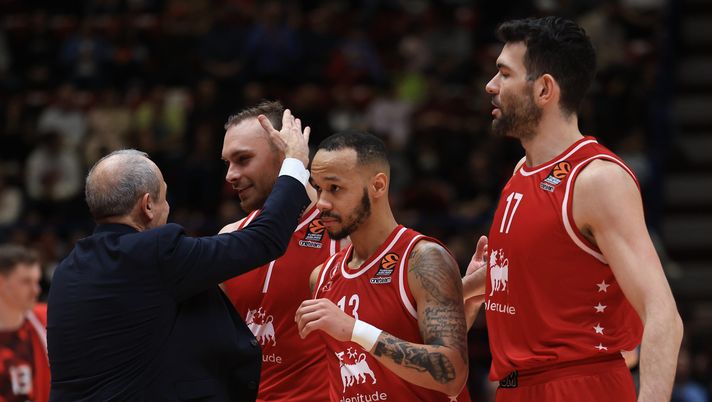 MILAN, ITALY - MARCH 24: Ettore Messina (L), Head Coach of EA7 Emporio Armani Milan and Stefano Tonut, #7 of EA7 Emporio Armani Milan celebrates during the 2022-23 Turkish Airlines EuroLeague Regular Season Round 30 game between EA7 Emporio Armani Milan and FC Bayern Munich at Mediolanum Forum on March 24, 2023 in Milan, Italy. (Photo by Giuseppe Cottini/Euroleague Basketball via Getty Images) L’Olimpia Milano torna al successo: con la Reggiana super Tonut e Poythress - immagine 1