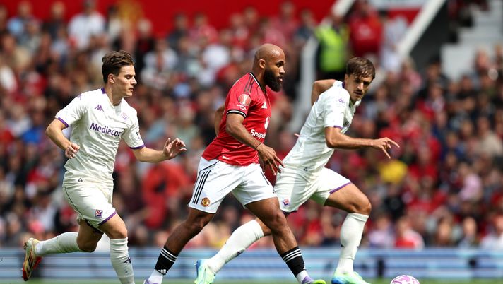 MANCHESTER, ENGLAND - AUGUST 09: Bryan Mbeumo of Manchester United runs with the ball under pressure from Niccolo Fagioli of Fiorentina during the pre-season friendly match between Manchester United and ACF Fiorentina at Old Trafford on August 09, 2025 in Manchester, England. (Photo by Matt McNulty/Getty Images) Manchester United-Fiorentina, più e meno: colosso Sohm, Fagioli regista vero- immagine 1