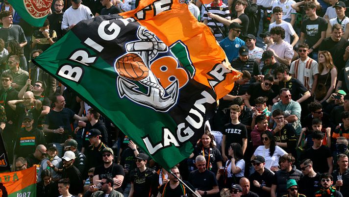 Tifosi del Venezia in azione prima della partita di Serie A tra Venezia e Monza allo Stadio Pier Luigi Penzo il 12 aprile 2025 a Venezia, Italia. (Foto di Maurizio Lagana/Getty Images) Serie B, sedicesimo atto: il Monza perde la testa, Liguria in zona rossa - immagine 1