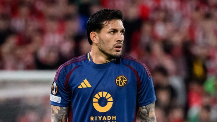 BILBAO, SPAIN - MARCH 13: Leandro Paredes of AS Roma in action during the UEFA Europa League 2024/25 Round of 16 Second Leg match between Athletic Club and AS Roma at Estadio de San Mames on March 13, 2025 in Bilbao, Spain. (Photo by Fabio Rossi/AS Roma via Getty Images) Gazzetta: “Scommesse illegali, per la giustizia sportiva nessun rischio se i giocatori…” - immagine 1