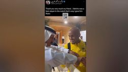 VIDEO / Un Rolex regalato dopo la partita. Fabinho lo fa cadere