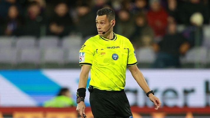 FLORENCE, ITALY - DECEMBER 21: Maurizio Mariani referee looks on during the Serie A match between ACF Fiorentina and Udinese Calcio at Artemio Franchi on December 21, 2025 in Florence, Italy. (Photo by Gabriele Maltinti/Getty Images) Fiorentina 5-1 Udinese | Giusto il rosso per Okoye? La moviola del match - immagine 1