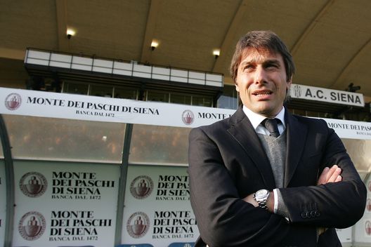 SIENA, ITALY - NOVEMBER 22: Siena head coach Antonio Conte gestures during the Serie A match between Siena and Atalanta at Stadio Artemio Franchi on November 22, 2009 in Siena, Italy. (Photo by Gabriele Maltinti/Getty Images) ESCLUSIVA Reginaldo: “Fiorentina, con la Lazio giocherei col 4-3-3. A giugno inizio il corso da allenatore”- immagine 4