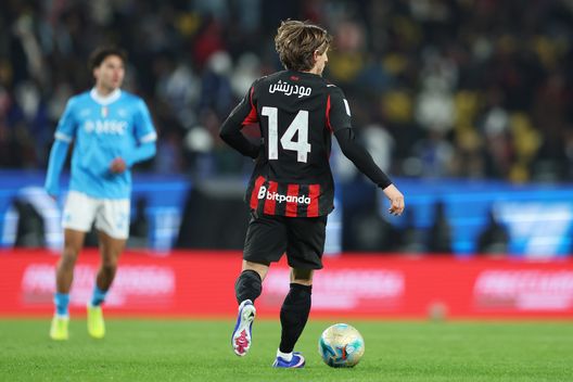 RIYADH, ARABIA SAUDITA – 18 dicembre: Luka Modrić del Milan conduce il pallone durante la semifinale di Supercoppa Italiana tra SSC Napoli e AC Milan, disputata al King Saud University Stadium il 18 dicembre 2025 a Riyadh, Arabia Saudita. Il 18 dicembre è la Giornata Mondiale della Lingua Araba e, per l’occasione, i giocatori di SSC Napoli e AC Milan indosseranno maglie da gara con i nomi in arabo. (Foto di Yasser Bakhsh/Getty Images) Il calcio in trasferta… senza tifosi: Milan-Como a Perth e la favola del “sacrificio necessario”- immagine 3