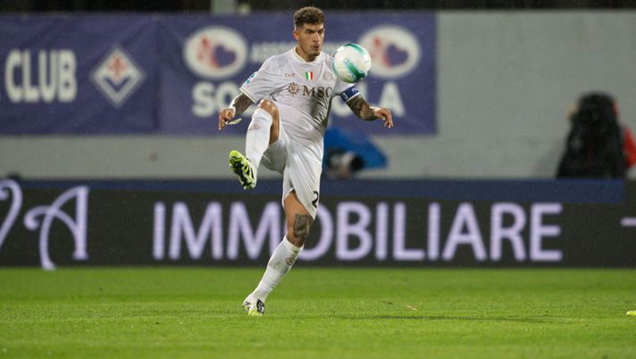 FLORENCE, ITALY - SEPTEMBER 13: Giovanni Di Lorenzo in action during the Serie A match between ACF Fiorentina and SSC Napoli at Artemio Franchi on September 13, 2025 in Florence, Italy. (Photo by Ciro Sarpa/SSCN Napoli via Getty Images) Di Lorenzo: “2025 bellissimo, speriamo di ripeterci! Dopo Udine è cambiato qualcosa” - immagine 1