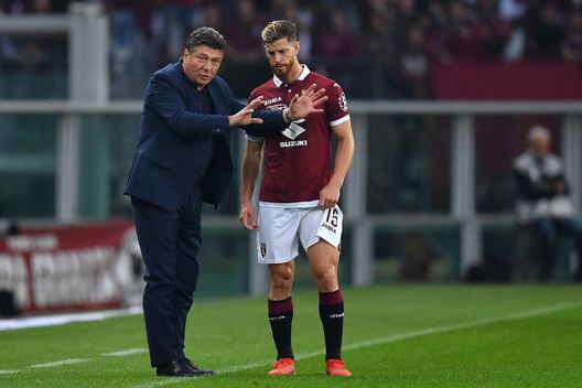 TURIN, ITALY - OCTOBER 06: Torino FC head coach Walter Mazzari issues instructions to Cristian Ansaldi during the Serie A match between Torino FC and SSC Napoli at Stadio Olimpico di Torino on October 6, 2019 in Turin, Italy. (Photo by Valerio Pennicino/Getty Images)