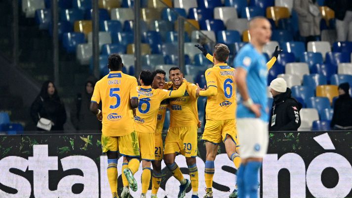 NAPLES, ITALY - DECEMBER 19: Walid Cheddira of Frosinone Calcio celebrates with teammates after scoring their team's third goal during the Coppa Italia - Round of 16 match between SSC Napoli and Frosinone Calcio at Stadio Diego Armando Maradona on December 19, 2023 in Naples, Italy. (Photo by Francesco Pecoraro/Getty Images) Crollo Napoli, dopo 65 anni azzurri sconfitti con 4 gol di scarto in casa in coppa - immagine 1