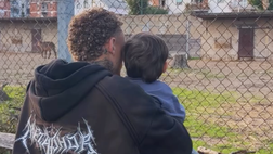 Relax in famiglia per Lang, l’olandese allo zoo insieme al figlio: il toccante video