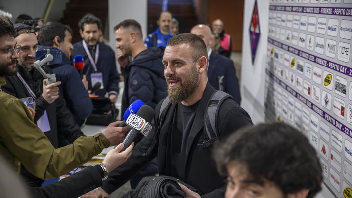 FLORENCE, ITALY - MARCH 22: Daniele De Rossi speaks to the media during the 'Pepito Day' at Stadio Artemio Franchi on March 22, 2025 in Florence, Italy. (Photo by Antonio Masiello/Getty Images) Gazzetta: “Inter non decisiva per Pioli. Ma possibile contatto Pradè-De Rossi” - immagine 1