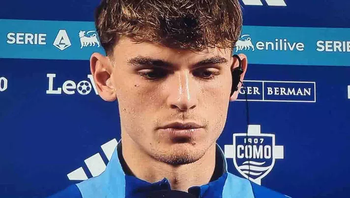 Nico Paz mentre viene intervistato a Dazn