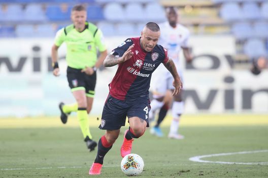 CAGLIARI, ITALY - JULY 12: Radja Nainggolan of Cagliari in action during the Serie A match between Cagliari Calcio and US Lecce at Sardegna Arena on July 12, 2020 in Cagliari, Italy. (Photo by Enrico Locci/Getty Images) Cagliari, Di Francesco: “La sosta Nazionali è stata utile. Ma ci manca Nainggolan”- immagine 2